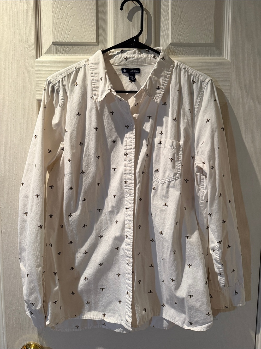 192 - Classic White Button-Down Shirt with Black Bee Print - Unbranded